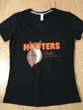 B33-19 New Hooters Girl Rare Short Sleeve T-shirt Praha Czech Republic Small